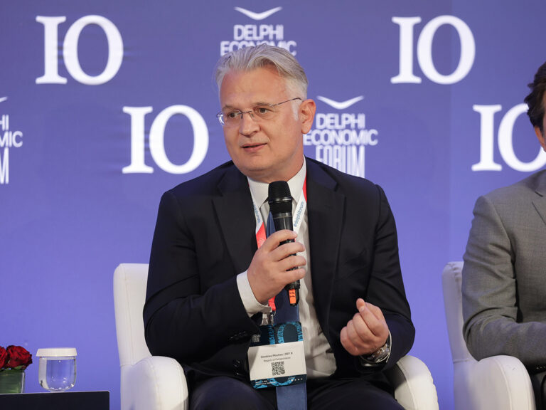 Delphi Economic Forum – Δημήτρης Πτωχός: «Να αποφύγουμε την ψηφιοποίηση της παραδοσιακής γραφειοκρατίας – Στόχος η απλοποίηση και η διαλειτουργικότητα»