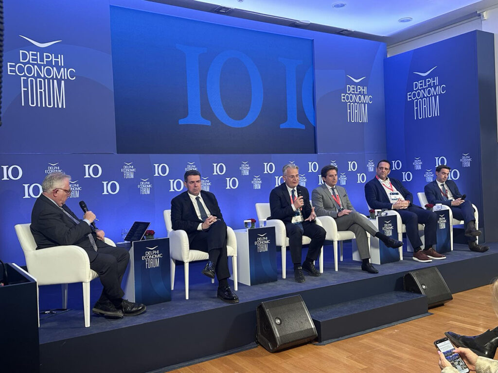 Delphi Economic Forum – Δημήτρης Πτωχός: «Να αποφύγουμε την ψηφιοποίηση της παραδοσιακής γραφειοκρατίας – Στόχος η απλοποίηση και η διαλειτουργικότητα»