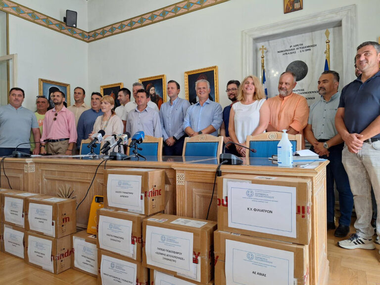 Παράδοση απινιδωτών από την Περιφέρεια Πελοποννήσου-Δημήτρης Πτωχός: «Η πρόληψη σώζει ζωές – ενισχύουμε με πράξεις την ετοιμότητα σε κάθε γωνιά της Πελοποννήσου»