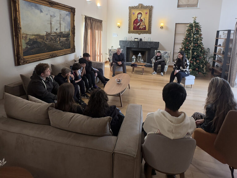 Κιβωτός του Κόσμου Καλαμάτας | Μια ζεστή συζήτηση του Περιφερειάρχη Δημήτρη Πτωχού με τα παιδιά της δομής για τα όνειρα, τους στόχους και το αύριο