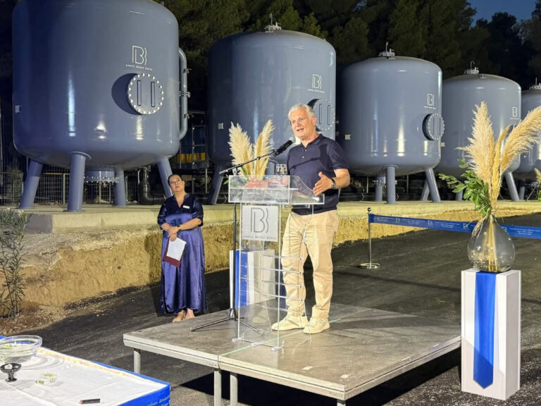 Με την παρουσία κυβερνητικών και αυτοδιοικητικών στελεχών πραγματοποιήθηκαν τα εγκαίνια του νέου Διυλιστηρίου Νερού στην περιοχή «Προφήτης Ηλίας» στο Βέλο, ενός έργου προϋπολογισμού 3,1 εκατ. ευρώ που χρηματοδοτήθηκε από το Υπουργείο Περιβάλλοντος και Ενέργειας μέσω του Εθνικού Προγράμματος Ανάπτυξης 2021-2025 και αποτελεί τη σημαντικότερη υποδομή ύδρευσης του Δήμου Βέλου-Βόχας. Το νέο διυλιστήριο αποτελεί μια σύγχρονη υποδομή στρατηγικής σημασίας για την περιοχή, καθώς αντιμετωπίζει ένα χρόνιο ζήτημα που απασχολούσε τον Δήμο Βέλου-Βόχας, διασφαλίζοντας επαρκές και ποιοτικό πόσιμο νερό για τους κατοίκους, ενώ δημιουργεί παράλληλα καλύτερες προϋποθέσεις για τη συνολική διαχείριση των υδάτινων πόρων. Κατά τον χαιρετισμό του, ο Περιφερειάρχης Πελοποννήσου Δημήτρης Πτωχός συνεχάρη τον Δήμαρχο Βέλου-Βόχας Θανάση Μανάβη και όλους όσοι εργάστηκαν για να γίνει πραγματικότητα ένα έργο που, όπως σημείωσε, αποτελούσε διαχρονικό αίτημα της τοπικής κοινωνίας και μια από τις σημαντικότερες ανάγκες του Δήμου. Ο Περιφερειάρχης Δημήτρης Πτωχός υπογράμμισε ότι, πέρα από τη δικαιολογημένη ικανοποίηση για την ολοκλήρωση ενός τόσο σημαντικού έργου, η μεγαλύτερη πρόκληση, πανελλαδικά, βρίσκεται πλέον στη σωστή διαχείριση του νερού. Όπως ανέφερε, το ζήτημα δεν μπορεί να αντιμετωπίζεται αποσπασματικά ή μόνο σε τοπικό επίπεδο, αλλά απαιτεί έναν συνολικό και μακροπρόθεσμο σχεδιασμό σε εθνική κλίμακα, που θα συνδυάζει τις ανάγκες ύδρευσης, άρδευσης και προστασίας των υδάτινων πόρων. Ο Περιφερειάρχης επισήμανε ακόμη ότι η Πελοπόννησος βρίσκεται σήμερα σε μια περίοδο κατά την οποία έχουν ενεργοποιηθεί σημαντικά έργα που για χρόνια παρέμεναν ανενεργά, ώστε να αποδώσουν την προστιθέμενη αξία για την οποία σχεδιάστηκαν. Παράλληλα, στάθηκε στην ανάγκη εκσυγχρονισμού της διακυβέρνησης του νερού, επισημαίνοντας ότι η πολυδιάσπαση αρμοδιοτήτων και το σύνθετο θεσμικό πλαίσιο καθιστούν αναγκαία μια πιο αποτελεσματική και συντονισμένη προσέγγιση. Ιδιαίτερη έμφαση έδωσε και στην ευθύνη όλων απέναντι σε ένα πολύτιμο φυσικό αγαθό, σημειώνοντας ότι η εξοικονόμηση και η ορθολογική χρήση του νερού αποτελούν υπόθεση τόσο της Πολιτείας όσο και των ίδιων των πολιτών. Όπως τόνισε, μόνο μέσα από τη συνεργασία όλων των εμπλεκόμενων φορέων και την καλλιέργεια μιας νέας κουλτούρας υπεύθυνης διαχείρισης μπορούν να εξασφαλιστούν βιώσιμες λύσεις για τις επόμενες γενιές. Κλείνοντας, ο Περιφερειάρχης επανέλαβε ότι η Περιφέρεια Πελοποννήσου θα συνεχίσει να βρίσκεται στο πλευρό των δήμων, στηρίζοντας κάθε προσπάθεια που ενισχύει τις βασικές υποδομές και βελτιώνει την ποιότητα ζωής των πολιτών.